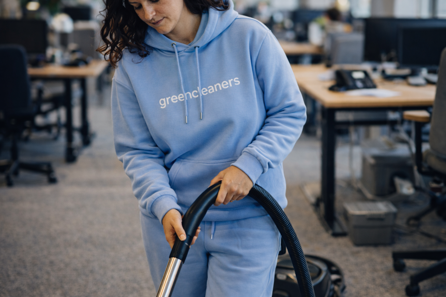 Greencleaners medarbejder støvsugер et kontor