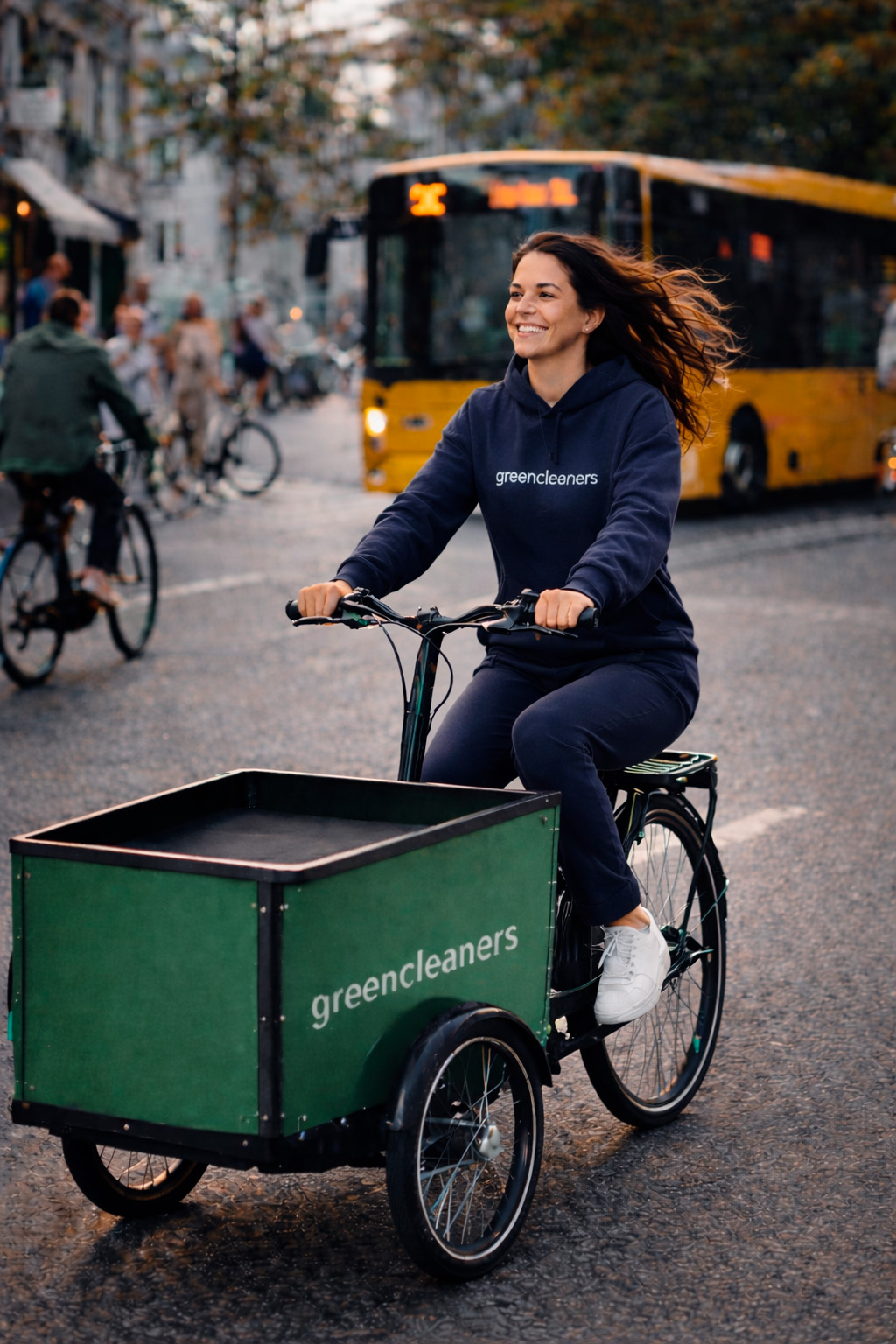 Greencleaners medarbejder på ladcykel